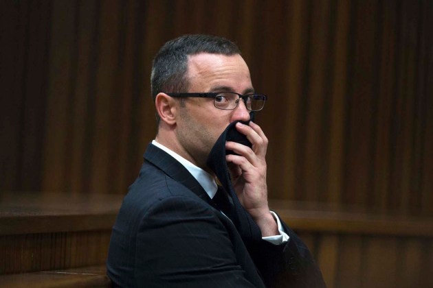 Oscar Pistorius se ve durante su juicio en el Tribunal Superior del Norte de Gauteng en Pretoria / Daniel Nacido / Reuters