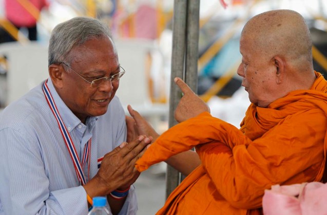 Líder de las protestas anti-gobierno Suthep Thaugsuban saluda a un monje budista antes de la ceremonia del Día de Vesak, una celebración anual de Buda nacimiento, iluminación y muerte, cerca de la Casa de Gobierno en Bangkok  / Chaiwat Subprasom / Reuters