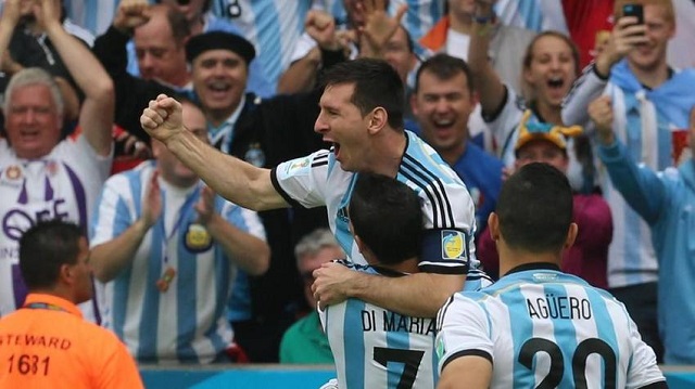 Lionel Messi festeja su gol tempranero ante Nigeria / Foto Carlos Sarraf (Clarín)