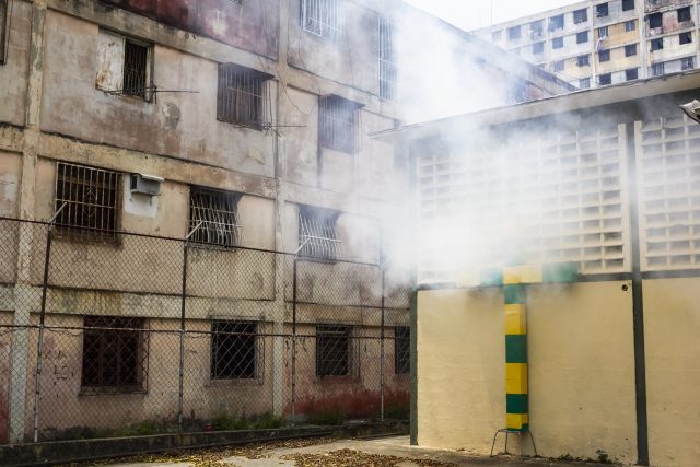 Fumigación de escuela en Caracas (Foto archivo EFE)