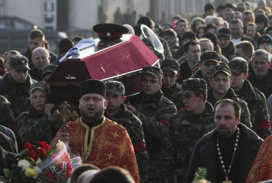 Soldados ucranianos trasladan el ataúd con los restos mortales de su compañero, Igor Rozlutskiy, que murió en una batalla en la región de Donetsk, durante su funeral, en Uzhgorod, Ucrania