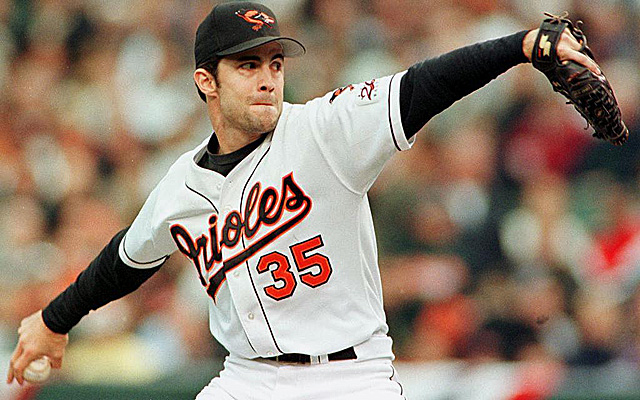 Baltimore Orioles pitcher Mike Mussina throws to h