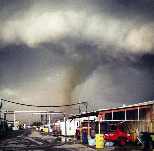 Fotografía cedida con permiso vía un usuario de Instagram que muestra la nube del embudo de un tornado, que baja a la tierra mientras una tormenta se acerca a Sand Springs, Oklahoma (EE.UU.). De acuerdo con los informes de las autoridades una persona murió en un parque de casas móviles. Gran parte de Oklahoma en Arkansas sigue siendo objeto de advertencias meteorológicas. EFE/ ALIX CHIN