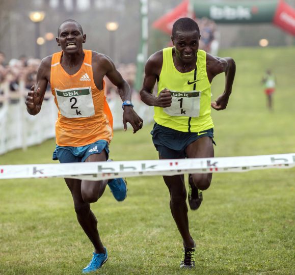 Foto: El ugandés Timothy Toroitich (d) se ha proclamado vencedor del 61 Cross de Zornotza tras un intenso sprint disputado con su compatriota Moses Kipsiro  / EFE