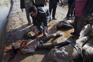 Macabro descubrimiento de cuerpos en Siria (Fotos fuertes)