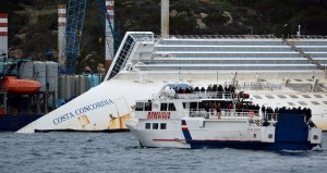 La isla de Giglio recuerda a las víctimas del Costa Concordia un año después (Fotos)