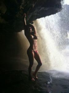 ¡Qué agua tan fría! Zaphyro Artiles se desnudó en Canaima por la paz (FOTOS)