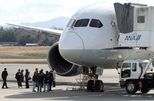 Boeing mantiene la producción del 787 pero suspende entregas