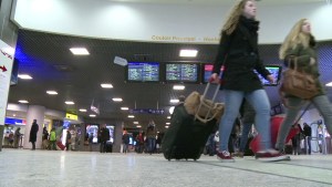 El temporal que castiga Europa mantiene el colapso en el tráfico aéreo (Video)