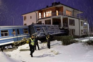 Tren robado choca contra inmueble en Suecia (Foto)