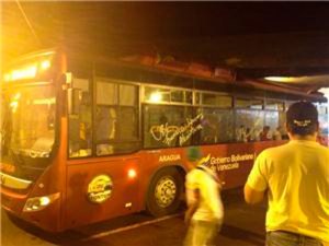 Autobús que iba a la marcha en Miraflores quedó atrapado en el túnel de El Silencio (Foto)