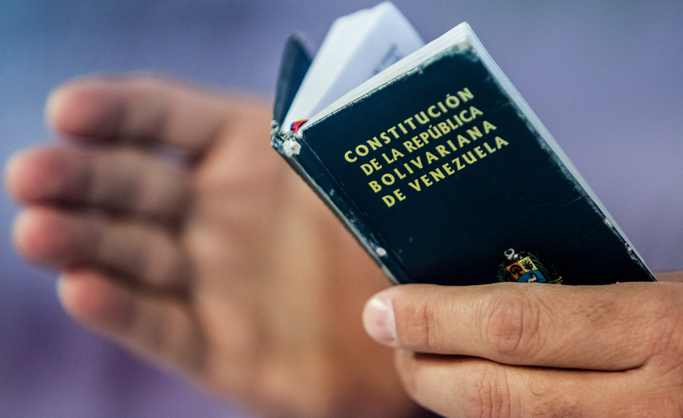 Mientras unos ruegan por Chávez, otros lo hacen por la Constitución