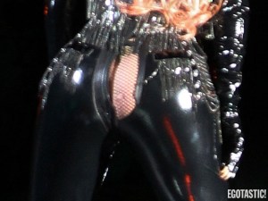El apretado pantalón de Lady Gaga no pudo con sus nalgas (alcancía de cuero)
