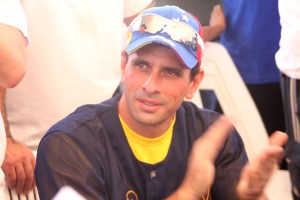Capriles entregó campo de béisbol en Nueva Cúa