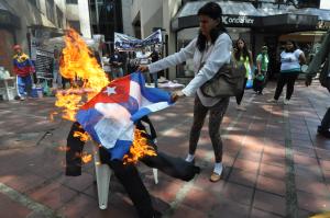 Estudiantes queman simbólicamente a la dictadura cubana en Venezuela (FOTOS)