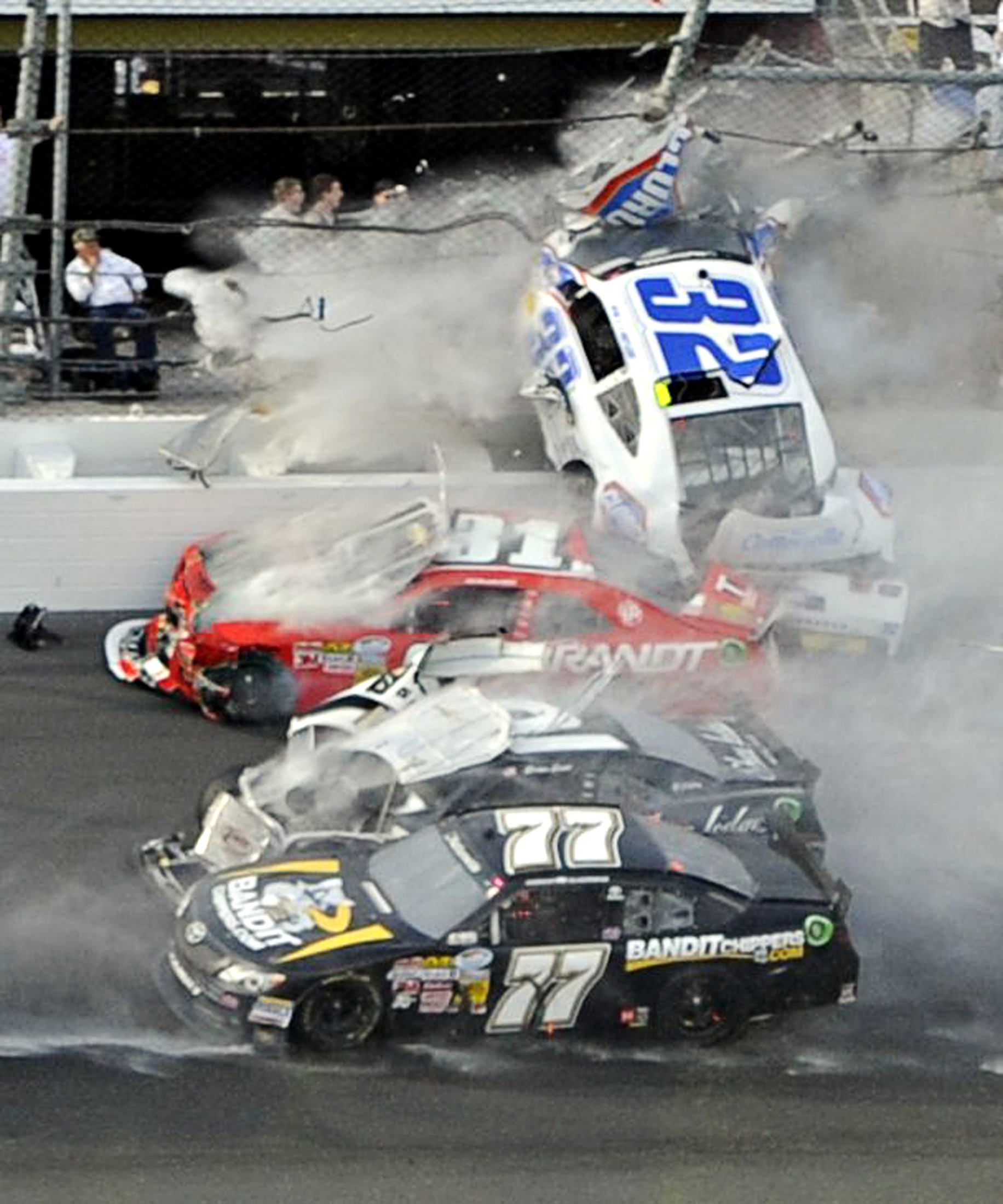 Al menos 15 espectadores resultaron heridos en aparatoso accidente en Daytona