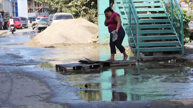 En Vargas la gente llena sus pipotes de agua con la lluvia