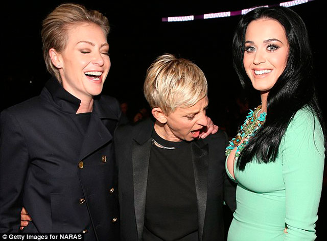 Ellen DeGeneres no pudo disimular ante el gran escote de Katy Perry (Fotos)