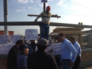 Trabajador de Corpoelec – Zulia se “crucificó” en exigencia de pagos pendientes (FOTO)