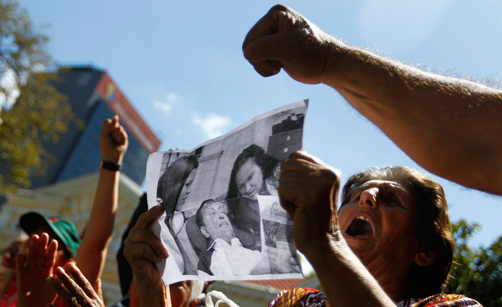 Incredulidad, alegría e interpretaciones levantaron las fotos de Chávez