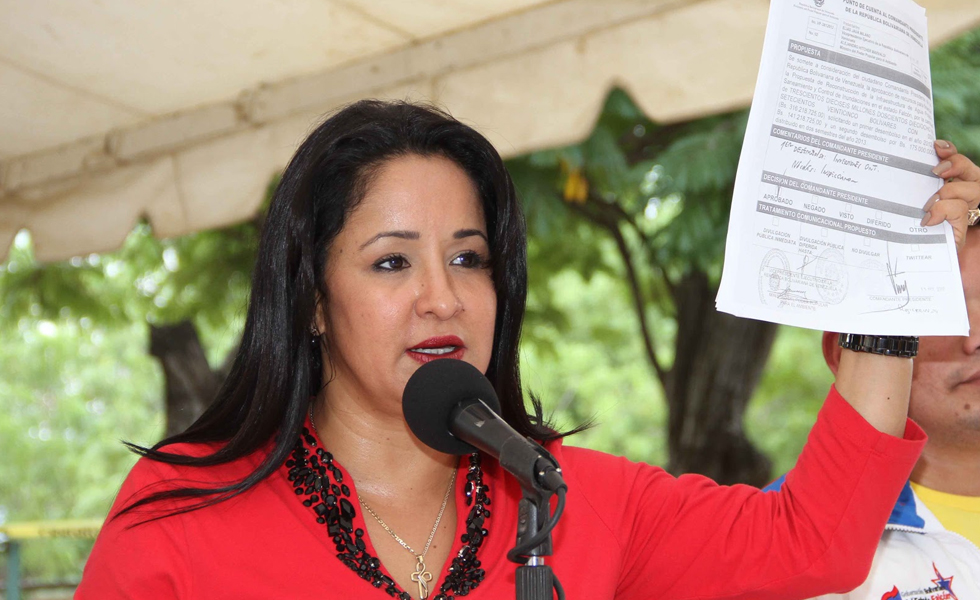 Stella Lugo: Están fuera de servicio las Refinerías Cardón y Amuay