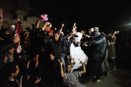 Un muerto y decenas de heridos en disturbios nocturnos en Egipto