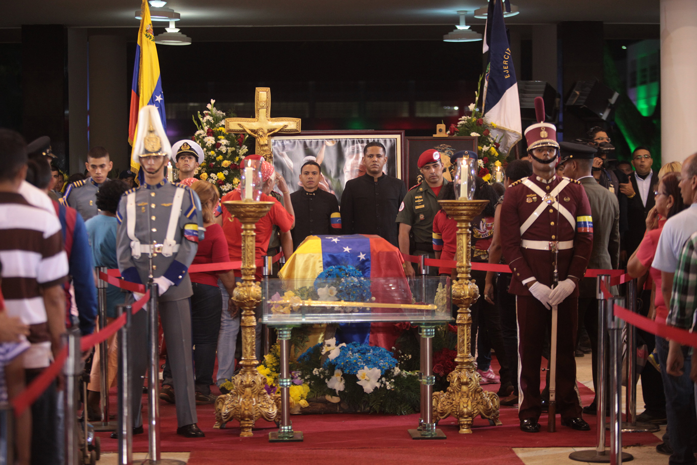 El via crucis para ver el cuerpo de Chávez