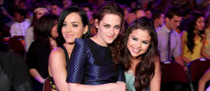 Con pantalones cortos y entaconada lució Kristen Stewart en los Kids Choice Awards (FOTOS)