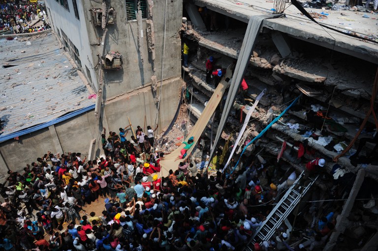 Últimas esperanzas para hallar sobrevivientes bajo los escombros en Bangladesh