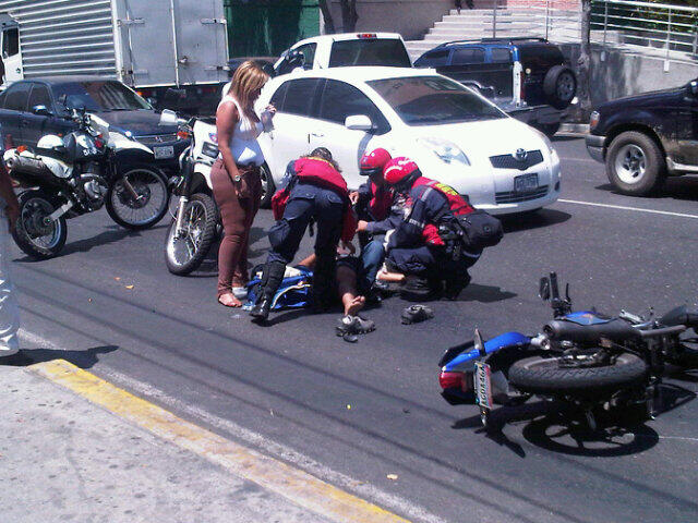 Motorizado arrollado en la principal de Boleíta (Foto)