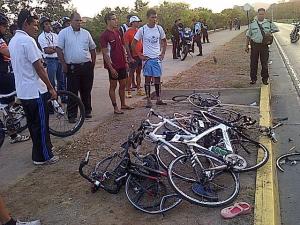 Tres ciclistas fallecieron tras arrollamiento en Lecherías (Fotos y video)