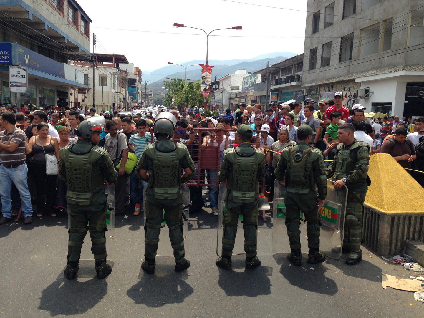 En imágenes: Enfermos, niños en brazos y cientos de compatriotas venezolanos retenidos en la frontera