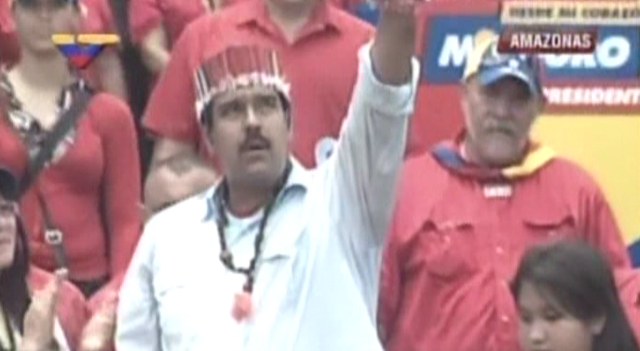 Maduro recibió una corona, un brazalete y un collar de “ojo del zamuro” (Fotos)