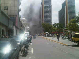 Incendio registrado en Terminal Río Tuy de Plaza Caracas dejó dos vehículos quemados (Fotos)