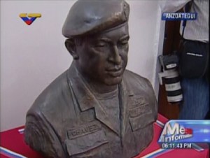 Este es el busto de Chávez que develó Maduro en Anzoátegui