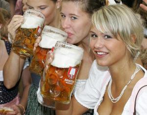 Mujeres felices por encontrar beneficios en la cerveza (Tips)