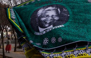 Mandela sigue en estado crítico pero estable