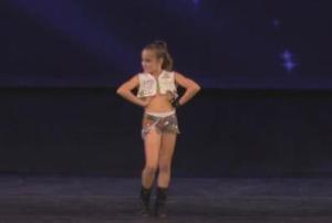 Niña de 10 años sorprende a todos con su baile (Video)