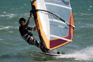 Así apoya el windsurfista “Cheo” Díaz a la Vinotinto (Foto)