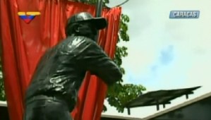 Reinauguran estadio con estatua de Chávez