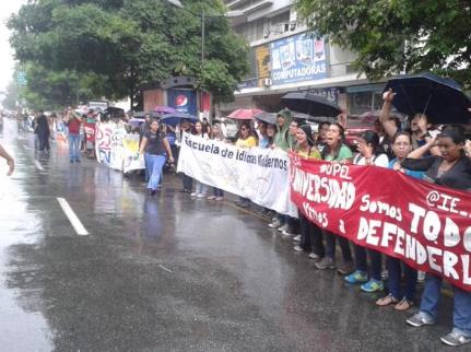 Así están los estudiantes protestando bajo la lluvia (Fotos)