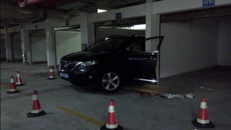 ¡Increíble! Mueren dos personas estacionando un carro (Foto)
