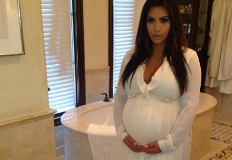 Kim Kardashian se ve súper explotada en el baño (Foto + Qué impresionante)