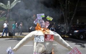Estudiantes de la Upel “quemaron” al Ministro Calzadilla (Fotos)