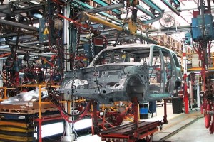 Importaciones truncaron la producción de 240.000 autos
