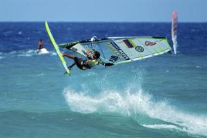 Venezolano gana primera jornada Windsurf Freestyle