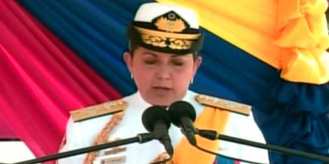 Ministra de Defensa asumió su cargo con el grito “Chávez vive”