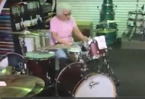 Esta abuela moderna toca batería en una tienda (Foto + Video)