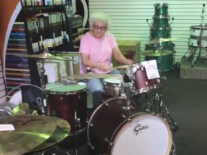 Mira cómo esta abuelita toca la batería (Video + Sorprendente)