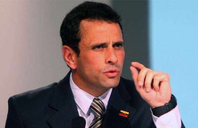 Impiden despegue y retienen avión que llevaría a Capriles a Barcelona